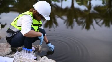 Çevre mühendisleri su kalitesini inceler, suyu test etmek için laboratuvara getirir, su ve topraktaki mineral içeriğini kontrol eder, su kaynaklarındaki kirleticileri kontrol ederler..