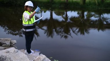 Çevre mühendisleri su kalitesini inceler, suyu test etmek için laboratuvara getirir, su ve topraktaki mineral içeriğini kontrol eder, su kaynaklarındaki kirleticileri kontrol ederler..