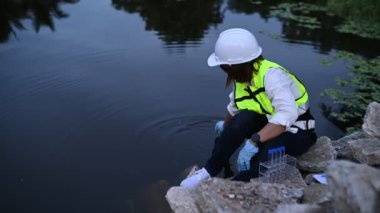 Çevre mühendisleri su kalitesini inceler, suyu test etmek için laboratuvara getirir, su ve topraktaki mineral içeriğini kontrol eder, su kaynaklarındaki kirleticileri kontrol ederler..