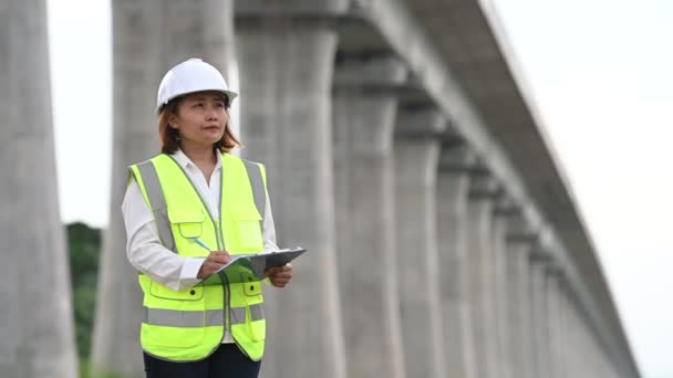 Азиатская Женщина Инженер Работает Строительной Площадке Автострады Гражданский Рабочий Инспектирует — стоковое видео
