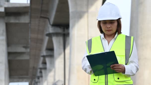 Eine Asiatische Ingenieurin Arbeitet Auf Einer Autobahnbrücke Bauarbeiter Inspizieren Arbeiten — Stockvideo