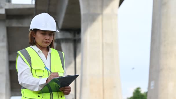 Eine Asiatische Ingenieurin Arbeitet Auf Einer Autobahnbrücke Bauarbeiter Inspizieren Arbeiten — Stockvideo