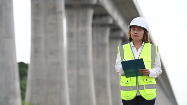 Una Ingeniera Asiática Trabaja Una Obra Construcción Puentes Autopista Trabajadores — Vídeos de Stock