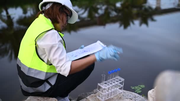環境エンジニアは水質を検査し 試験のためにラボに水を持ち込み 水と土壌のミネラル含有量を確認し 水源の汚染物質をチェックします — ストック動画