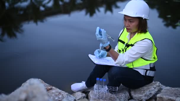 環境エンジニアは水質を検査し 試験のためにラボに水を持ち込み 水と土壌のミネラル含有量を確認し 水源の汚染物質をチェックします — ストック動画