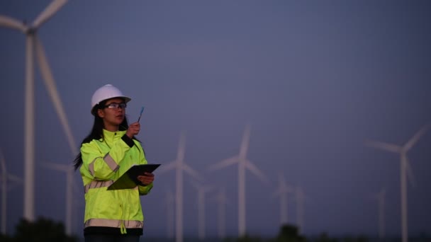 エンジニアは 山の風力タービン農場発電所で報告書を執筆し 保持しています タイの人物 — ストック動画