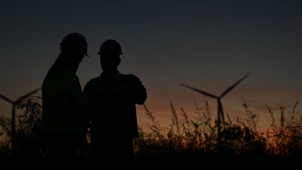 Dois Engenheiros Trabalhando Segurando Relatório Parque Turbinas Eólicas Power Generator — Vídeo de Stock
