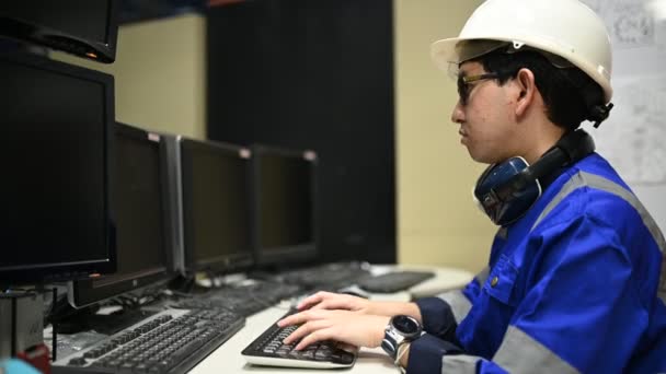 Азиатский Инженер Работает Операционном Зале Мужчина Таиланда Носит Шлем Работал — стоковое видео