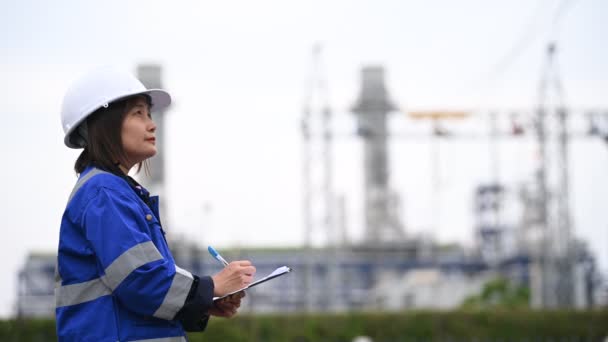 Mujer Asiática Ingeniera Petroquímica Que Trabaja Fábrica Plantas Refinería Petróleo — Vídeos de Stock