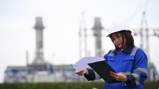 Азіатська Жінка Нафтохімік Працює Нафтогазовому Заводі Робоча Жінка Інженер Контролює — стокове відео