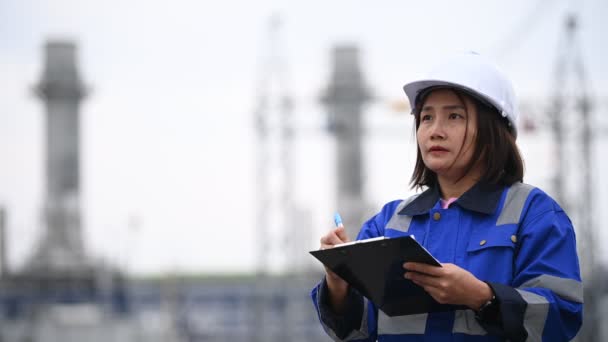 Engenheira Petroquímica Mulher Asiática Trabalhando Fábrica Indústria Refinaria Petróleo Gás — Vídeo de Stock