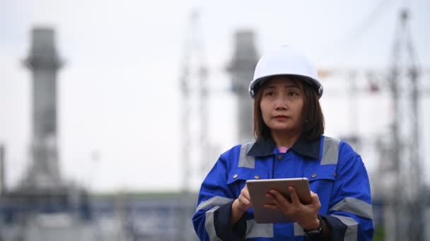 在石油和天然气精炼厂工厂工作的亚洲女石油化工工程师 发电厂能源制造业的女工工程师工作控制 — 图库视频影像