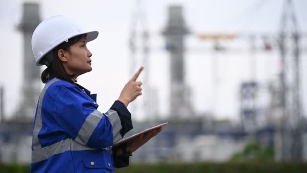 Engenheira Petroquímica Mulher Asiática Trabalhando Fábrica Indústria Refinaria Petróleo Gás — Vídeo de Stock
