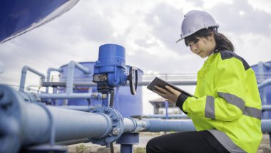 Çevre mühendisi atık su arıtma tesisinde çalışıyor. Su ikmal mühendisliği, su geri dönüşüm tesisinde tekrar kullanılmak üzere çalışıyor. Kriterler dahilinde olması için sudaki klor miktarını kontrol et..