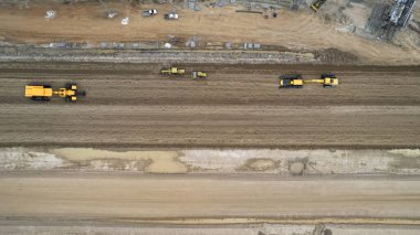 Büyük bir köprü yapım aşamasında. Trafik şeritlerini artırmak için şehir dışındaki yolları genişletiyorum.