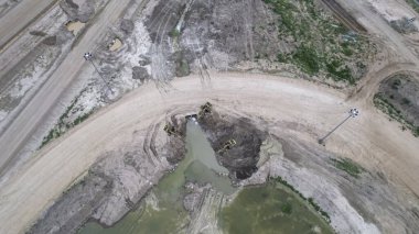 Büyük bir köprü yapım aşamasında. Trafik şeritlerini artırmak için şehir dışındaki yolları genişletiyorum.