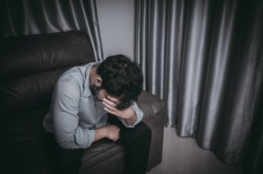 Asyalı yakışıklı adam aşırı iş yükünden dolayı stresli. Yorgun erkek, şirketten bir sürü iş ve depresyon riskinden sonra eve döner.