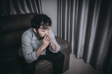 Asyalı yakışıklı adam aşırı iş yükünden dolayı stresli. Yorgun erkek, şirketten bir sürü iş ve depresyon riskinden sonra eve döner.