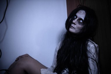 Hayaletten yapılmış Asyalı kadın portresi. Arka plan için korkunç bir korku sahnesi. Cadılar Bayramı festivali kavramı. Hayalet filmleri afişi, evde öfkeli bir ruh.