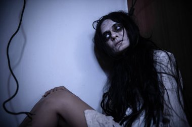 Hayaletten yapılmış Asyalı kadın portresi. Arka plan için korkunç bir korku sahnesi. Cadılar Bayramı festivali kavramı. Hayalet filmleri afişi, evde öfkeli bir ruh.