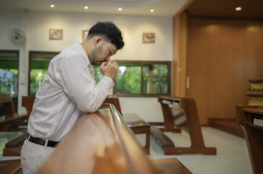 Hristiyan adam Tanrı 'dan dua istiyor. Asyalı adam İsa 'ya dua ediyor