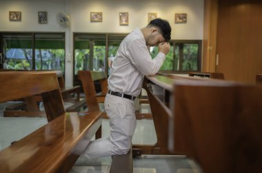 Hristiyan adam Tanrı 'dan dua istiyor. Asyalı adam İsa 'ya dua ediyor