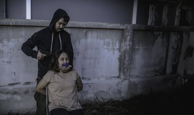 İş kadını hayduttan rehin alındı. Terörist adam konseptinin rehinesi. Taylandlılar.