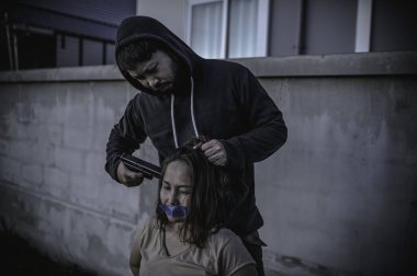 İş kadını hayduttan rehin alındı. Terörist adam konseptinin rehinesi. Taylandlılar.