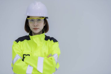 Beyaz arka planda Asyalı mühendis kadın