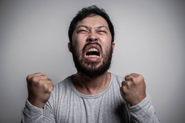 Asyalı yakışıklı adam beyaz arka planda kızgın. Genç stres erkek konseptinin portresi