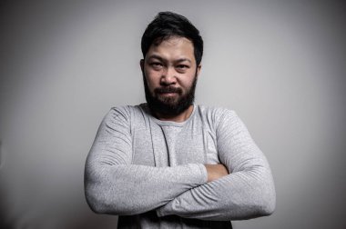 Asyalı yakışıklı adam beyaz arka planda kızgın. Genç stres erkek konseptinin portresi