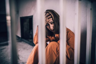 Demir hapishaneyi, esir konseptini, Tayland halkını yakalamak için çırpınan kadının portresi. Özgür olmayı umuyorum. Yasayı çiğneyen tutuklanır ve hapse atılır..