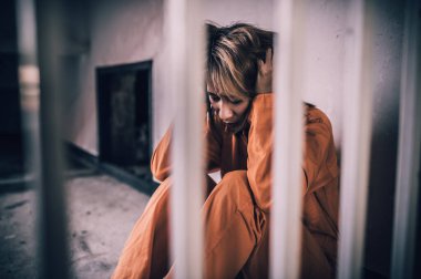 Demir hapishaneyi, esir konseptini, Tayland halkını yakalamak için çırpınan kadının portresi. Özgür olmayı umuyorum. Yasayı çiğneyen tutuklanır ve hapse atılır..