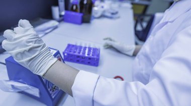 Kimyager laboratuvarda antiretroviral ilaçlar bulmak için kimyasalları karıştırmış. Kanında virüsü tespit etme deneyi bulundu. COVID-19 'a karşı potansiyel ilaç ve aşıların geliştiricisi