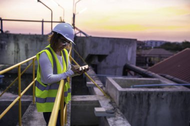 Çevre mühendisi atık su arıtma tesisinde çalışıyor. Su ikmal mühendisliği, su geri dönüşüm tesisinde tekrar kullanılmak üzere çalışıyor. Kriterler dahilinde olması için sudaki klor miktarını kontrol et..
