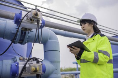 Çevre mühendisi atık su arıtma tesisinde çalışıyor. Su ikmal mühendisliği, su geri dönüşüm tesisinde tekrar kullanılmak üzere çalışıyor. Kriterler dahilinde olması için sudaki klor miktarını kontrol et..
