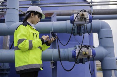 Çevre mühendisi atık su arıtma tesisinde çalışıyor. Su ikmal mühendisliği, su geri dönüşüm tesisinde tekrar kullanılmak üzere çalışıyor. Kriterler dahilinde olması için sudaki klor miktarını kontrol et..