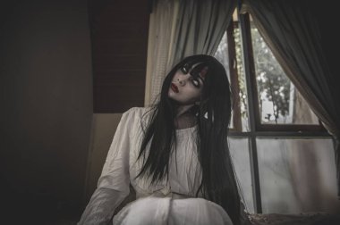 Hayaletten yapılmış Asyalı kadın portresi. Arka plan için korkunç bir korku sahnesi. Cadılar Bayramı festivali kavramı. Hayalet film posteri