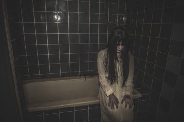 Hayaletten yapılmış Asyalı kadın portresi. Arka plan için korkunç bir korku sahnesi. Cadılar Bayramı festivali kavramı. Hayalet film posteri