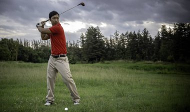 Golf sopası ve top çimlerin üzerinde. Golf bir golf kulübünde golf oynar. Taylandlılar. Yarışmadan önceki golf antrenmanı..