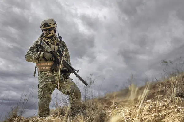 Özel kuvvetlerin çöldeki savaşlardaki askeri. Taylandlılar. Asker.