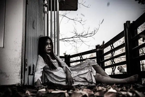 Asyalı kadın portresi kanla kaplanmış hayalet yüzü. Korku sahnesi. Ürkütücü bir geçmiş. Cadılar Bayramı posteri. Taylandlılar.