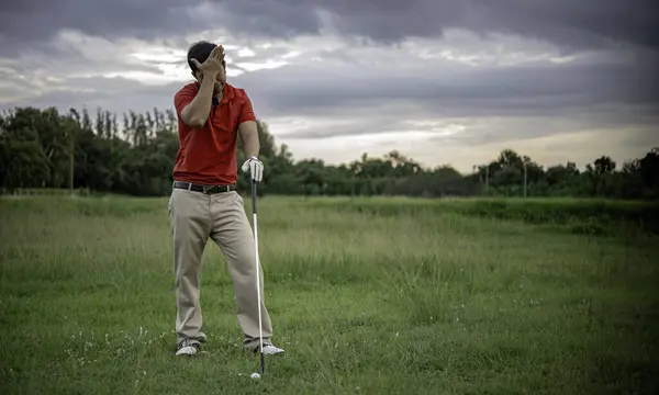 Golf sopası ve top çimlerin üzerinde. Golf bir golf kulübünde golf oynar. Taylandlılar. Yarışmadan önceki golf antrenmanı..
