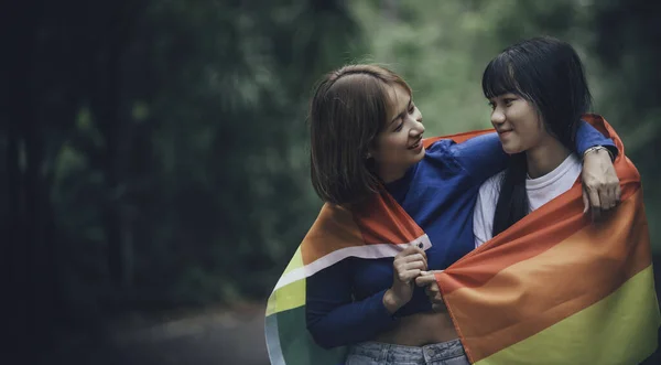 女の子とのカップル Lgbtプライド月のコンセプト アジアのハンサムな女性は服を着ています ゲイの自由の日 白い背景に非バイナリの肖像画 ストック画像
