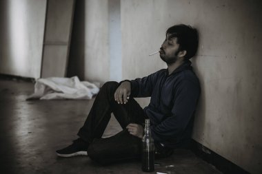 Asyalı erkekler damarlarına eroin enjekte eden uyuşturucu bağımlılarıdır. Flakka ilacı ya da zombi ilacı tehlikeli olabilir. Tayland 'da uyuşturucu konseptine hayır. Kötü adam, ıssız bir yerde uyuşturucu kullanıyor.