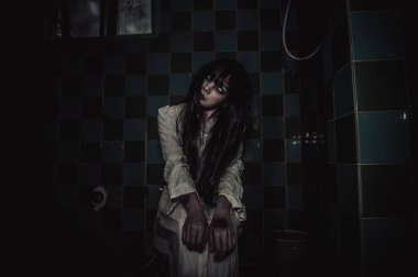 Hayaletten yapılmış Asyalı kadın portresi. Arka plan için korkunç bir korku sahnesi. Cadılar Bayramı festivali kavramı. Hayalet film posteri