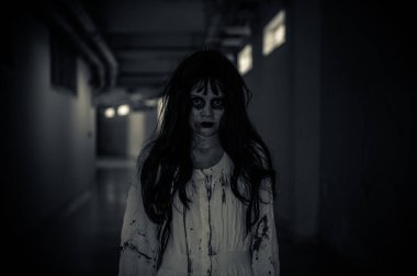 Hayaletten yapılmış Asyalı kadın portresi. Arka plan için korkunç bir korku sahnesi. Cadılar Bayramı festivali kavramı. Hayalet film posteri