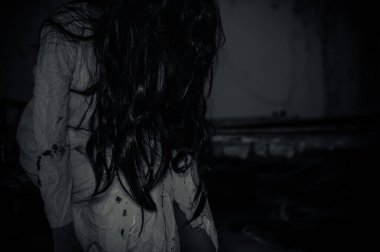 Hayaletten yapılmış Asyalı kadın portresi. Arka plan için korkunç bir korku sahnesi. Cadılar Bayramı festivali kavramı. Hayalet film posteri