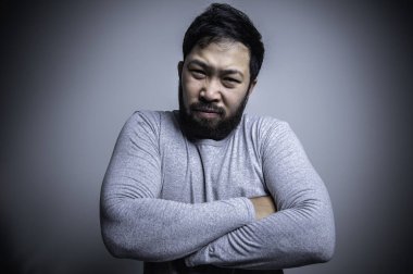 Asyalı yakışıklı adam beyaz arka planda kızgın, genç stres erkek konseptinin portresi. Telefonda konuştuktan sonra moralin bozuk.