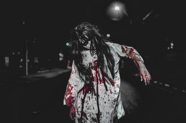 Korkunç kadın konsepti. Şehirdeki yolda bir hayalet var. Şehrin sokaklarında intikamcı bir ruh. Cadılar Bayramı festivali. Makyaj yapan hayalet surat